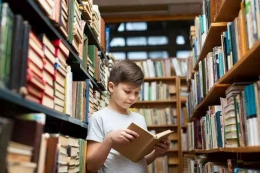 Dikelilingi buku dalam jadwal waktu membaca tertentu jelas mendorong anak untuk semakin rajin membaca (Ilustrasi: freepik.com)
