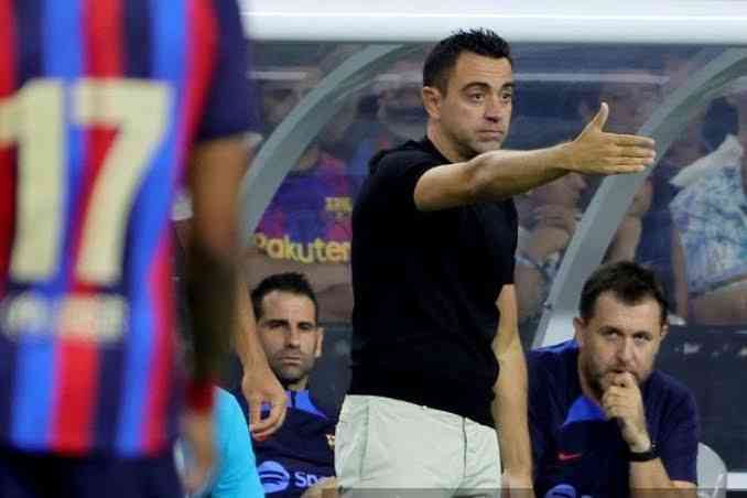 Pelatih Barcelona Xavi sedang memberikan instruksi dari pinggir lapangan | (foto: bola.kompas)