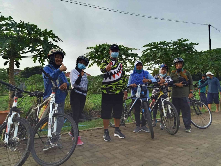 Bersepeda atau jalan kaki di Ngrowo Bening. Foto Dokpri bersama Wali Kota Madiun