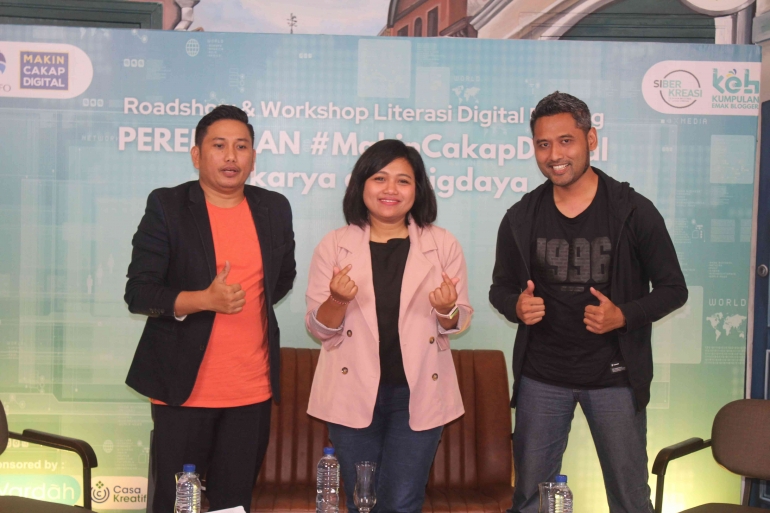 Kumpulan Emak Blogger Berhasil Edukasi 100 Perempuan di Malang untuk Makin Cakap Digital di Era Teknologi