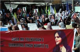  Spanduk dan gambar selama protes setelah kematian wanita Kurdi berusia 22 tahun Mahsa Amini di Iran, (kredit: REUTERS/Orhan Qereman)