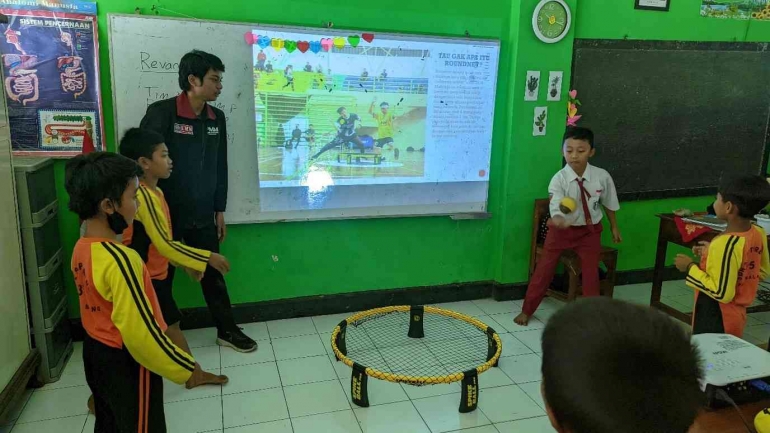 PMM Mitra Dosen 105 Pemberian Materi Pengenalan Olahraga Baru: Roundnet