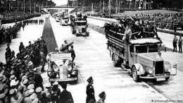 Adolf Hitler menghadiri sebuah kampanye Partai Nazi yang digelar di Reichsautobahn