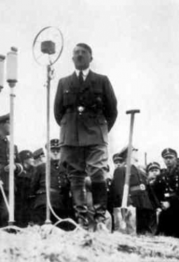 Adolf Hitler berpidato dalam Upacara Peresmian Reichsautobahn