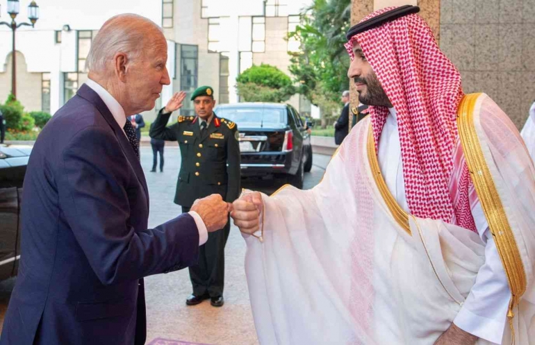 Foto Joe Biden dan MBS, saat Joe Biden tiba di Istana Kerajaan Al Salam di Jeddah, Arab Saudi. (Sumber: CNN)