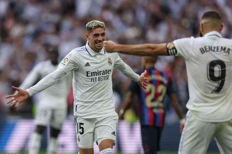 Federico Valverde merayakan golnya ke gawang Barcelona bersama Karim Benzema: AFP/Thomas Coex via Kompas.com