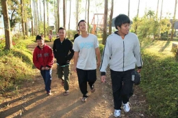 Kaka dan Mas bersama para sepupu tracking di kawasan Batu Malang. Dokumen pribadi