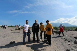 Kaka dan Mas bersama para sepupu menjelajah kaki Gunung Merapi. Dokumen pribadi