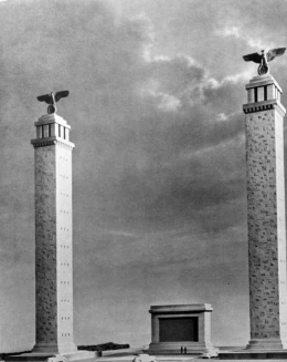 Tiang obelisk dengan logo Elang dan Hakenkreuz Khas Nazi tampak berdiri megah di salah satu anjungan wisatawan Reichsautobahn