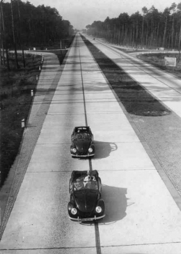 Foto Propaganda bertema 10 Tahun Pencapaian Nazi pada tahun 1943 memperlihatkan 2 buah mobil Volkswagen berlatar belakang Reichsautobahn.