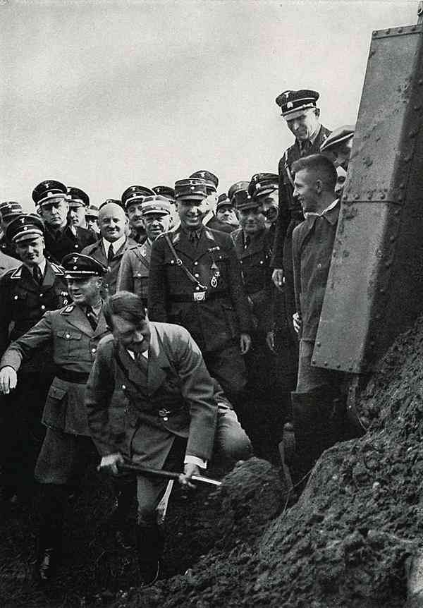 Adolf Hitler melakukan Pencangkulan Pasir Pertama dalam Upacara 