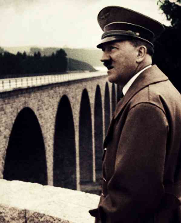 Adolf Hitler berpose di salah satu Jembatan Reichsautobahn