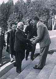 Adolf Hitler menerima kunjungan Mantan PM Inggris, David Llyod George pada 1937