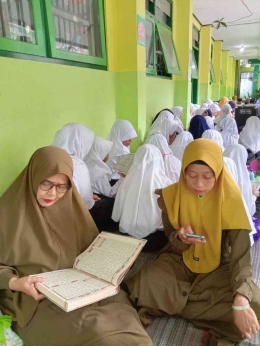 Ibu Kepala Sekolah dan Wali Kelas 6 turut serta dalam Khataman Juz 'Amma bersama anak-anak| Foto: Tintria Sari Nurfirengga