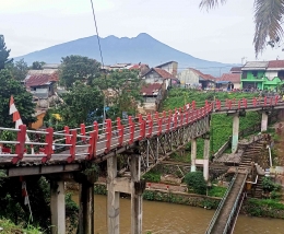 Jembatan menuju kampung Kramat (dokumen pribadi)