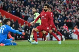Mohamed Salah mencetak gol kemenangan Liverpool atas Manchester City, Minggu (16/10/2022) malam WIB. FOTO: Laurence Griffiths/Getty Images