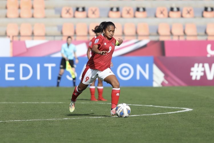 Kapten timnas wanita Indonesia, Ade Mustikiana Oktafiani, beraksi pada laga pembuka Piala Asia Wanita 2022, Jumat (21/1/2022) malam WIB. (dok. PSSI via KOMPAS.com) 