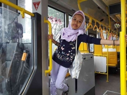 Teteh senang jalan kaki dan naik Transjakarta keliling kota. Dokumen pribadi.