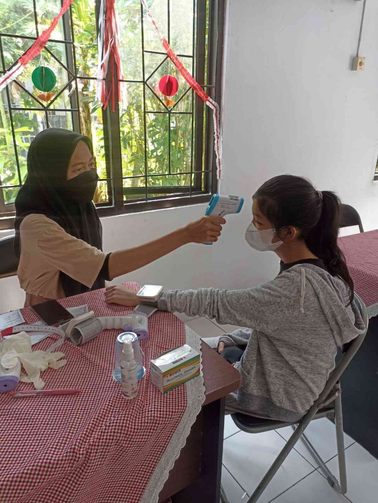 Remaja melakukan skrining dasar(dokpri)