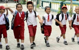 Jalan kaki ke sekolah (sumber foto: Spiritnews.co.id)