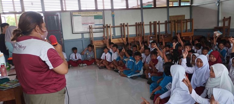 saat tanya jawab dengan antusias adik-adik tentang satwa yang dilindungi. (Foto : Petrus Kanisius/Yayasan Palung).