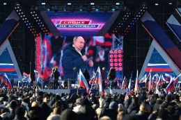 Vladimir Putin berpidato di Stadion Luzhniki di Moskow,18 Maret 2022. RIA Novosti Host Photo Agency/Vladimir Astapkovich via REUTERS