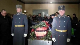 Prosesi pemakaman militer Rusia yang tewas dalam perang (foto: 72.ru)