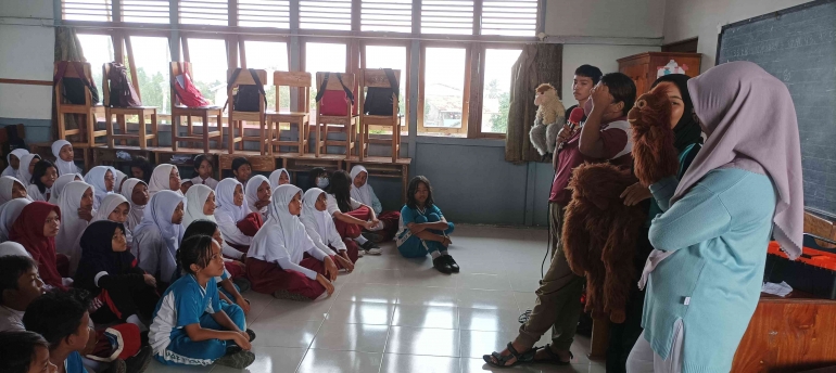 Saat menyampaikan cerita tentang satwa dilindungi di SDN 16 Delta Pawan, Ketapang, Kalbar, Senin (17/10). (Foto : Petrus Kanisius/Yayasan Palung). 