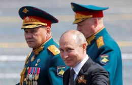 Vladimir Putin, Menteri Pertahanan Sergei Shoigu, Kepala Staf Angkatan Darat Rusia, Oleg Salyukov,di Moskow, Rusia 24 Juni 2020.(REUTERS)