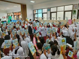 Siswa mendapat hadiah buku cerita dari Kampung Dongeng Indonesia (Dokpri/Istimewa)