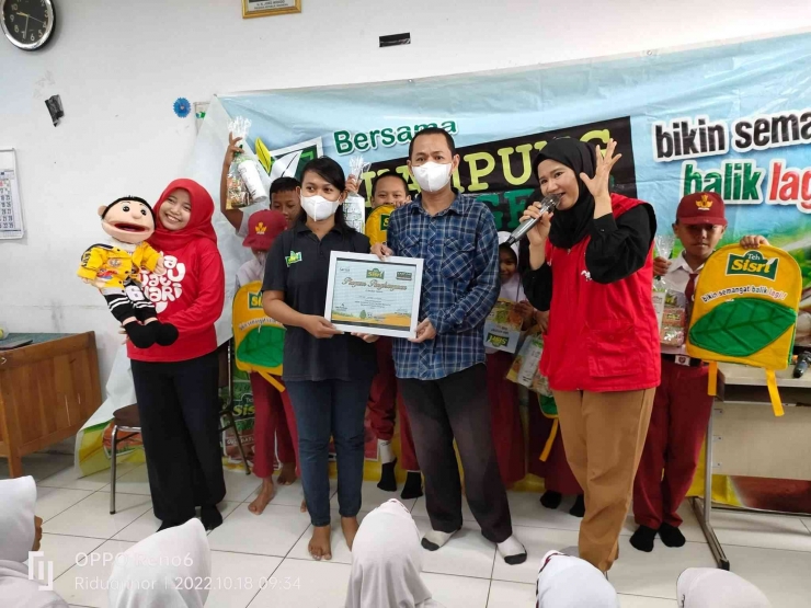 Penulis menerima piagam penghargaan dari Kampung dongeng Indonesia | Dokumentasi pribadi: Riduannor/Istimewa 
