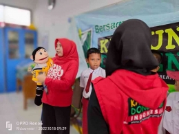 Boneka Vico menghibur siswa diacara Kampung Dongeng (Dokpri/Istimewa)