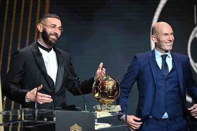 Karim Benzema bersama Zinedine Zidane saat menerima penghargaan Ballon d'Or edisi ke-12 | (foto:bola.net)