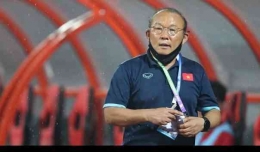 Pelatih Vietnam Park Hang-seo saat di pinggir lapangan | (kompas.tv)