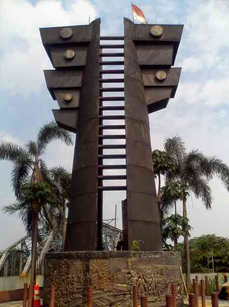 Monumen Kali Bekasi (Sumber: bekasikota.go.id)