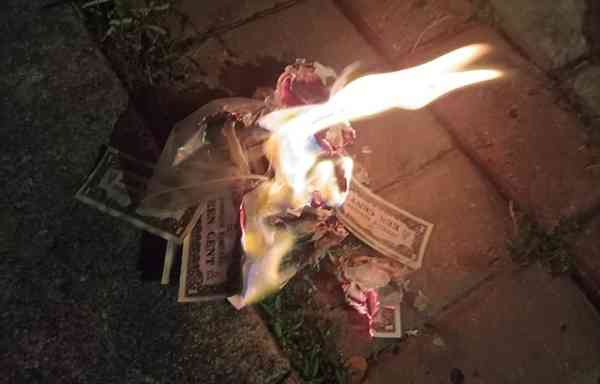 Gepokan uang palsu masa pendudukan Jepang dibakar oleh seorang kolektor (Sumber: FB Lumin)