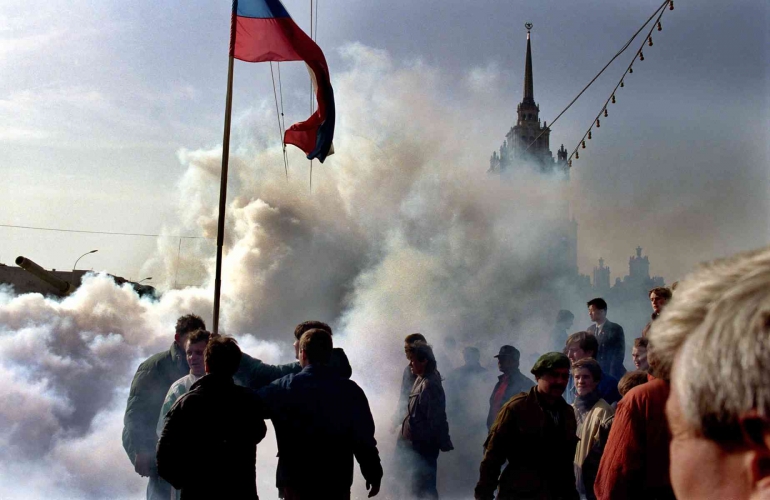 Warga Rusia mengibarkan bendera di Gedung Putih selama perselisihan tahun 1993 antara Presiden Yeltsin dan parlemen Rusia. Sumber: lucianperkins.com