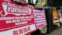 Dukungan masyarakat lewat karangan bunga. Gambar dari Tribunnews.com/Fersianus Naku 