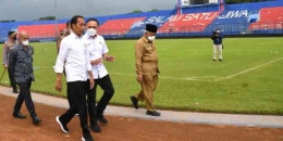 Presiden Jokowi yang sedang meninjau keadaan Stadion Kanjuruhan Malang pasca kerusuhan (sumber: inibalikpapan.com/Abraham Johan)