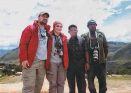 Chris Sohilait (kedua dari kanan) bersama Ari Sihasale dan Nia Zulkarnaen, beserta Kapten Pilot Deni Yigibalom (Dokpri) 