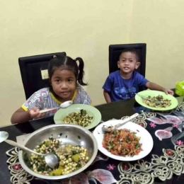 Belajar makan pangan lokal (jagung katemak Timor) dari sejak kecil (dok pribadi)