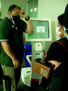 Pak Gagu pemencet ID customer yang keren di Pusat Lasik RSCM Kirana. Foto  : Parlin Pakpahan.