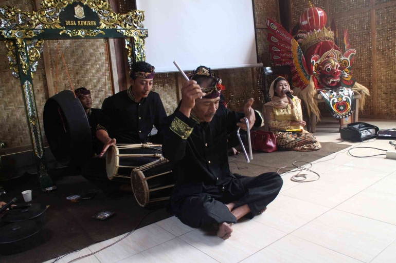 Pemain musik gandrung dan mbok temu, sinden penyanyi tari gandrung (dok asita)