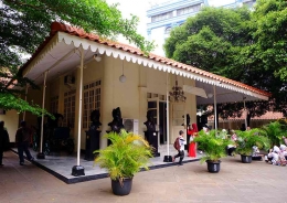 sisi belakang Gedung Joang 45