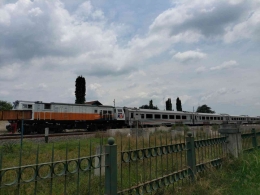Kereta api melintas di Stasiun Keboharan yang sudah dipasang pagar besi  (sumber: Dokumentasi pribadi/Raifans)