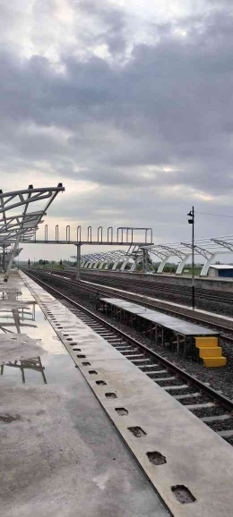 Tampak rangka besi yang akan dijadikan kanopi di Stasiun Krian (sumber: Dokumentasi pribadi/Zdny)