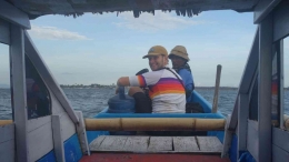 Potret wisatawan yang membawa galon menuju pulau maringkik. Dokpri