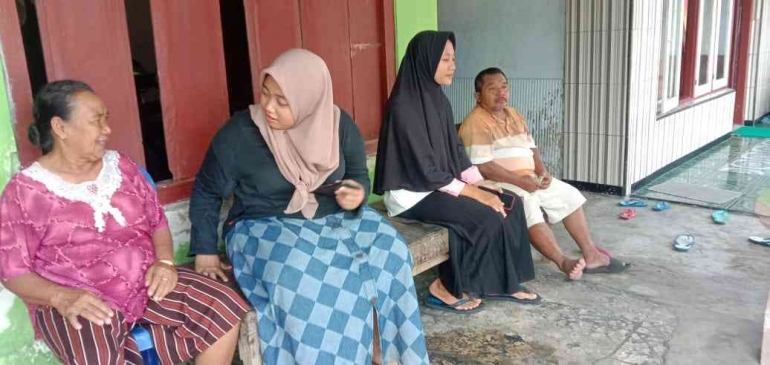 Mahasiswi bersama Ibu Halimah dan Bapak Untung (Pict By : Umrotul Hasanah)