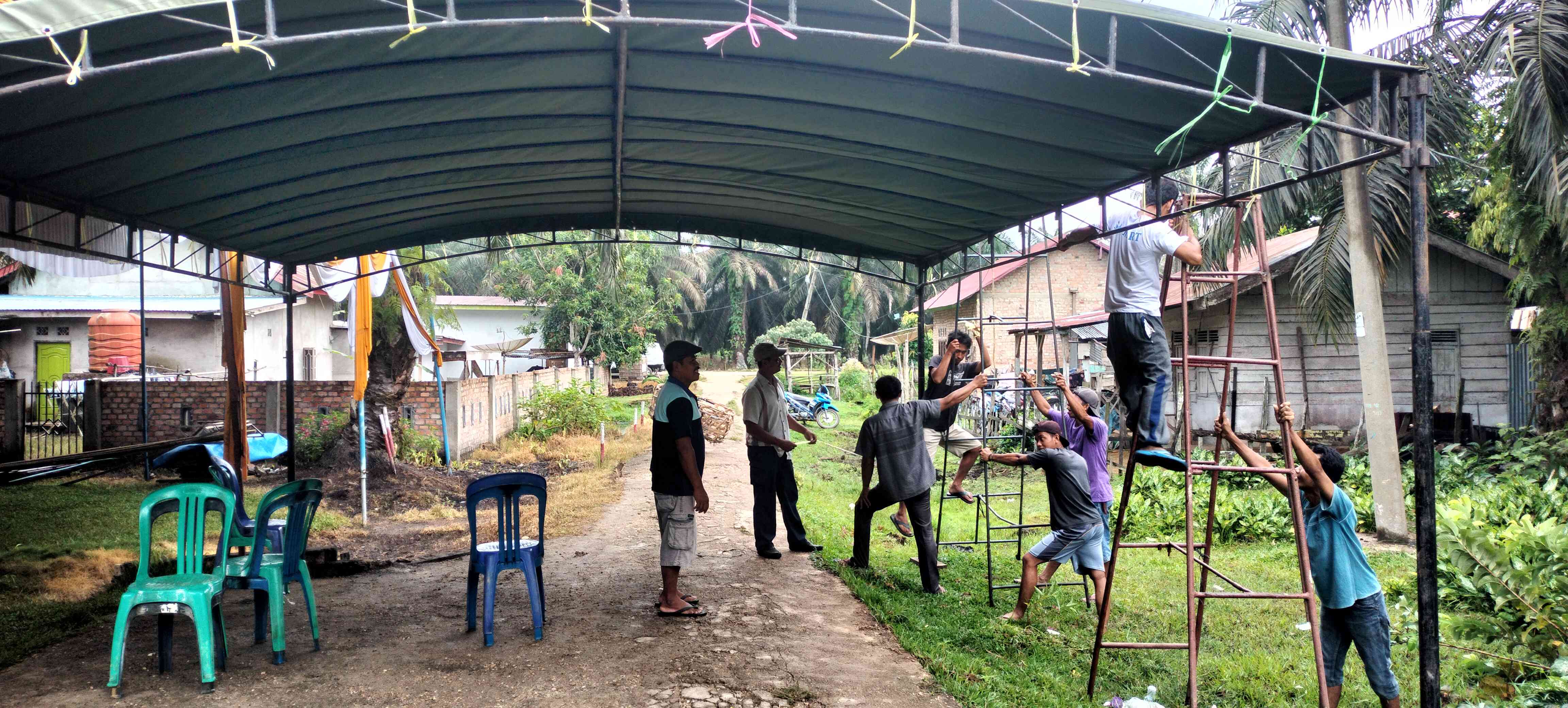 Kegiatan pada hari pertama dalam tradisi rewang dikampungku. Foto: dok. Pribadi