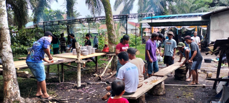 Kegiatan pada hari pertama dalam tradisi rewang dikampungku. Foto: dok. Pribadi